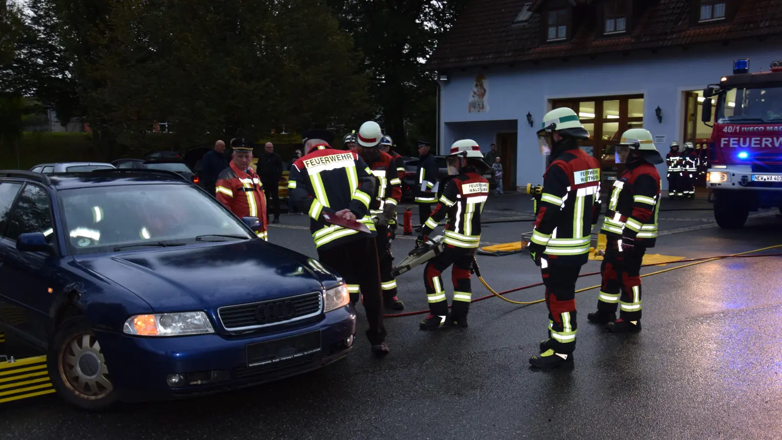 Auch wenn die Arbeit mit der Rettungsschere und dem Rettungsspreizer nur simuliert wird - jeder Handgriff muss sitzen, um im Ernstfall helfen zu können. (Bild: Tanja Pflaum)