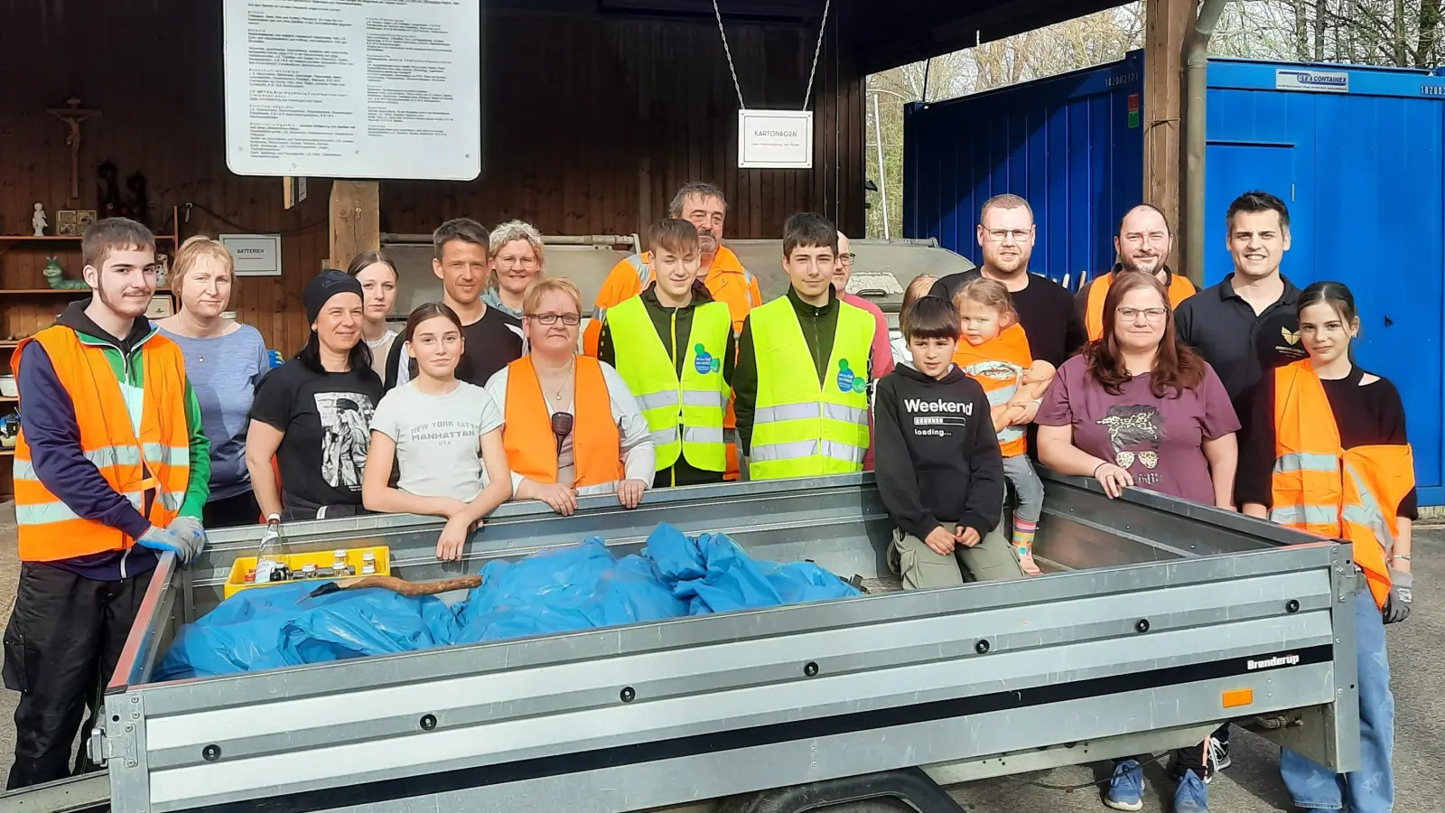 Auf dem Oberviechtacher Recyclinghof entsorgten die Umweltschützer den in der Natur aufgesammelten Unrat und entsorgten ihn fachgerecht. Bürgermeister Teplitzky (rechts) bedankte sich.  (Bild: Gottfried Berger )