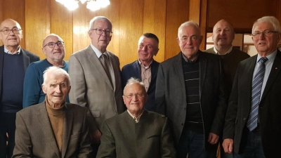 Die Kolpingfamilie Nabburg ehrt ihre Mitglieder für langjährige Treue zum Verein. (Bild: Koppmann/exb)