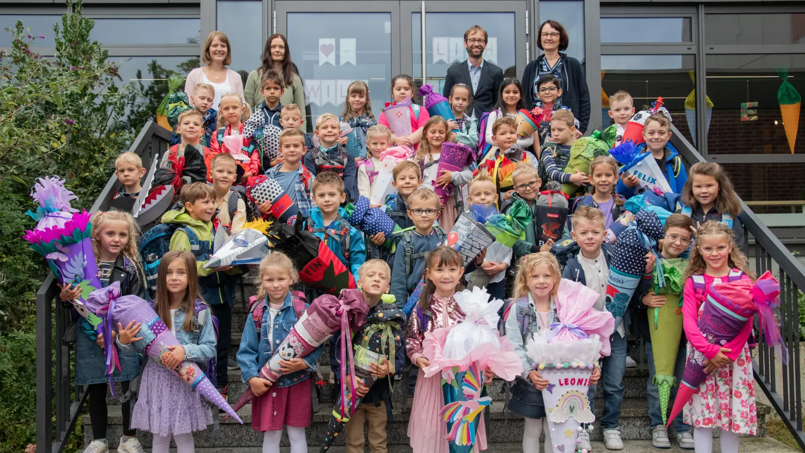 Die 37 Abc-Schützen der Grundschule Luhe-Wildenau mit Rektorin Sandra Landgraf (rechts) und den Klassenlehrkräften Sabrina Reich, Alexandra Reitinger und Tobias Roth (von links).  (Bild: Jennifer Pausch)