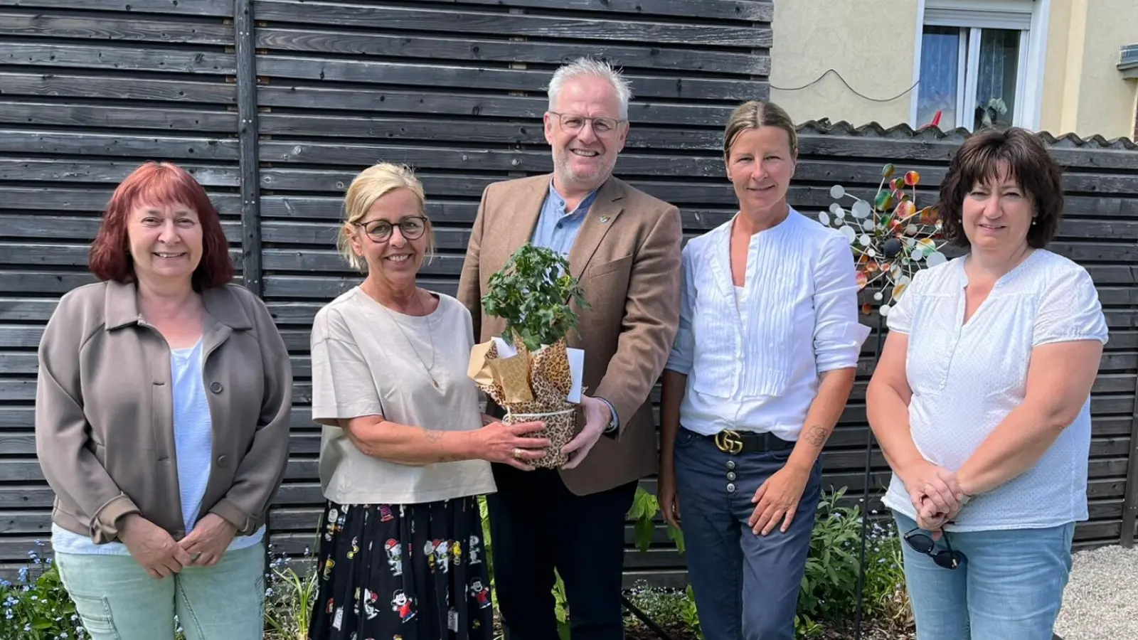 Oberbürgermeister Andreas Feller (Mitte) überreichte den Blumengruß gemeinsam mit Sabine Brunner (Familienbeauftragte der Stadt Schwandorf, 1. von links) an die Leiterin des Städtischen Kindergartens Johanna Riehl (2. von links) und ihr Team. (Bild: Andreas Hofmeister)