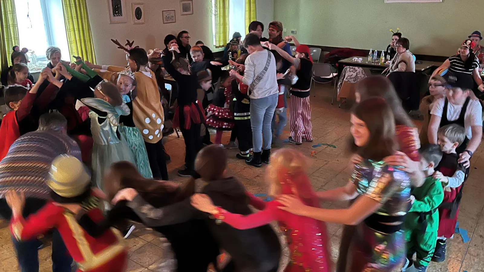 Lustige Spiele und eine Polonaise machten den fantasievoll maskierten Kindern beim Unterauerbacher Kinderfasching sichtlich Spaß.<br> (Bild: PGR Unterauerbach/exb)