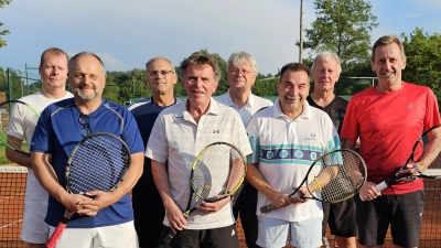 Meister „Herren 50“ des STC Krummennaab (v. l.): Manuel Jeltsch, Jürgen Rosner (1. Vorsitzender), Reinhard Götz, Dr. Wolfgang Witt (2. Vorsitzender), Herbert Grau, Norbert Hansl, Markus Kaiser und Lothar Kaiser (Mannschaftsführer)  (Bild: Verena Schieder)