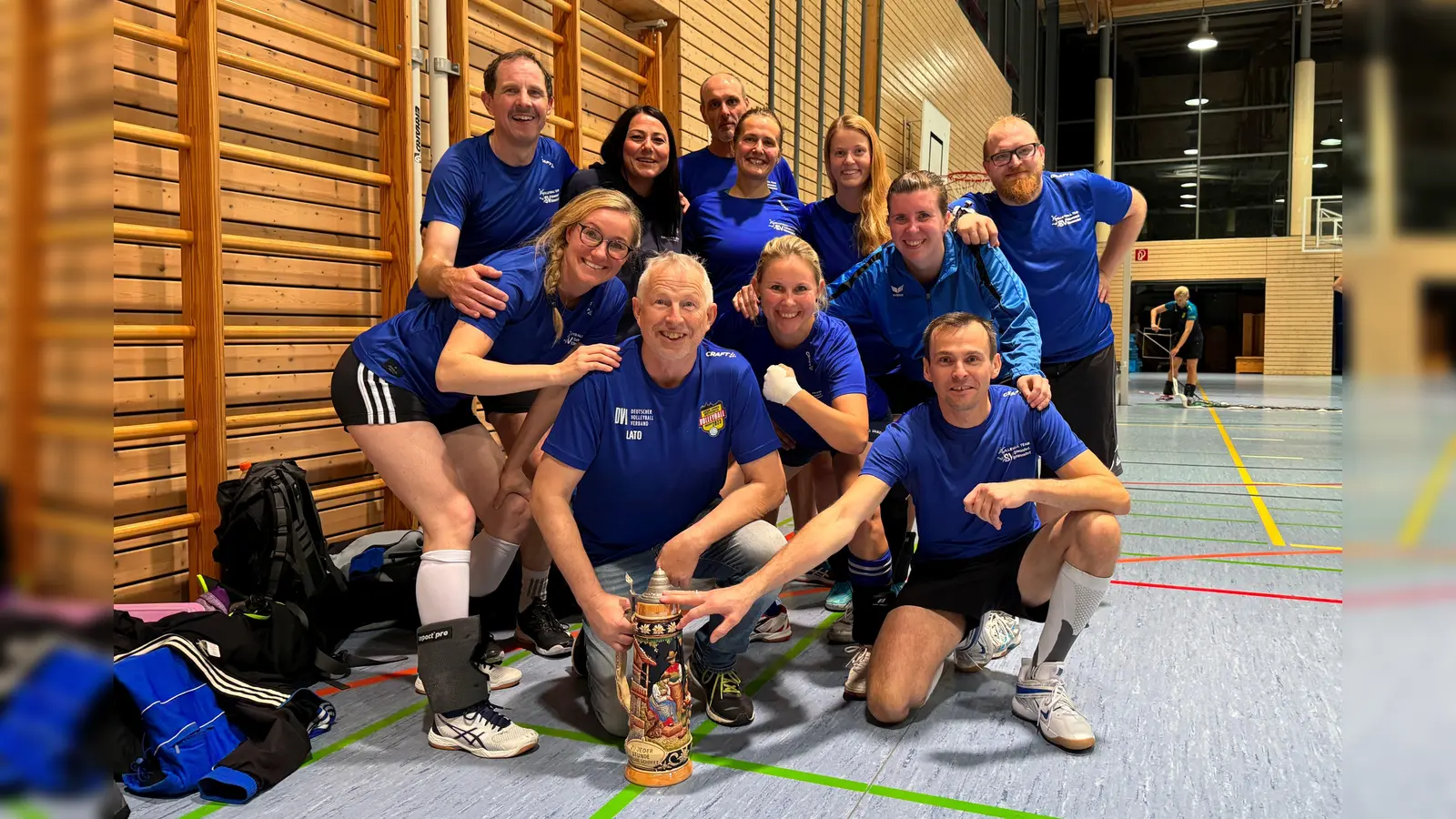 Das Team „SCEskalation“ aus Schwandorf/Ettmannsdorf hat den AKW-Volley-Cup 2023 in Schnaittenbach gewonnen.<br> (Bild: Michael Klement/exb)