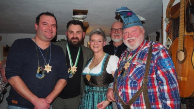 Neustadt hat wieder den traditionellen Zoiglorden verliehen. Zoiglprinz Bernhard (rechts) verlieh zusammen mit seiner Zoiglprinzessin Evi die ersten Orden an Jürgen Trescher (links), Bürgermeister Sebastian Dippold (Zweiter von links) sowie Zoiglwirt Gerald Wickl (Zweiter von rechts).<br> (Bild: krb)