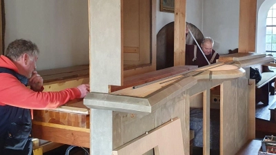 Seit Wochen arbeiten die Orgelbauer der Firma Jann an der Störnsteiner Kirchenorgel. Bis das Instrument wieder erklingt, dauert aber noch. Einstweilen leistet das Keyboard aus der Klinikkapelle Wöllershof gute Dienste.  (Bild: mas)