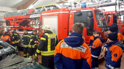 Viel neues Wissen um Ausrüstung und Einsatzmöglichkeiten erfuhr die Jugendfeuerwehr Niedermurach/Rottendorf beim Besuch der Stützpunktfeuerwehr Oberviechtach.  (Bild: Dominik Schießlbauer)