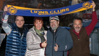 Der frühe Vogel fängt den Wurm: Am Montagmorgen machten sich die Mitglieder des Lions Club Neustadt/WN-Lobkowitz um Präsidentin Andrea Gollwitzer (2. v. l.) und zweiten Vizepräsidenten Peter Fleischmann (l.) auf dem Weg und lieferten die 10.000 bestellten Krapfen aus.  (Bild: Stefan Landgraf)