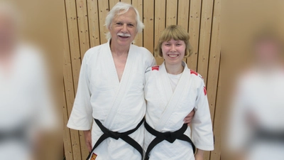 Beide haben die Prüfung zum schwarzen Gürtel (1. Dan) im Judo bestanden (Bild: Susanne Schubert)