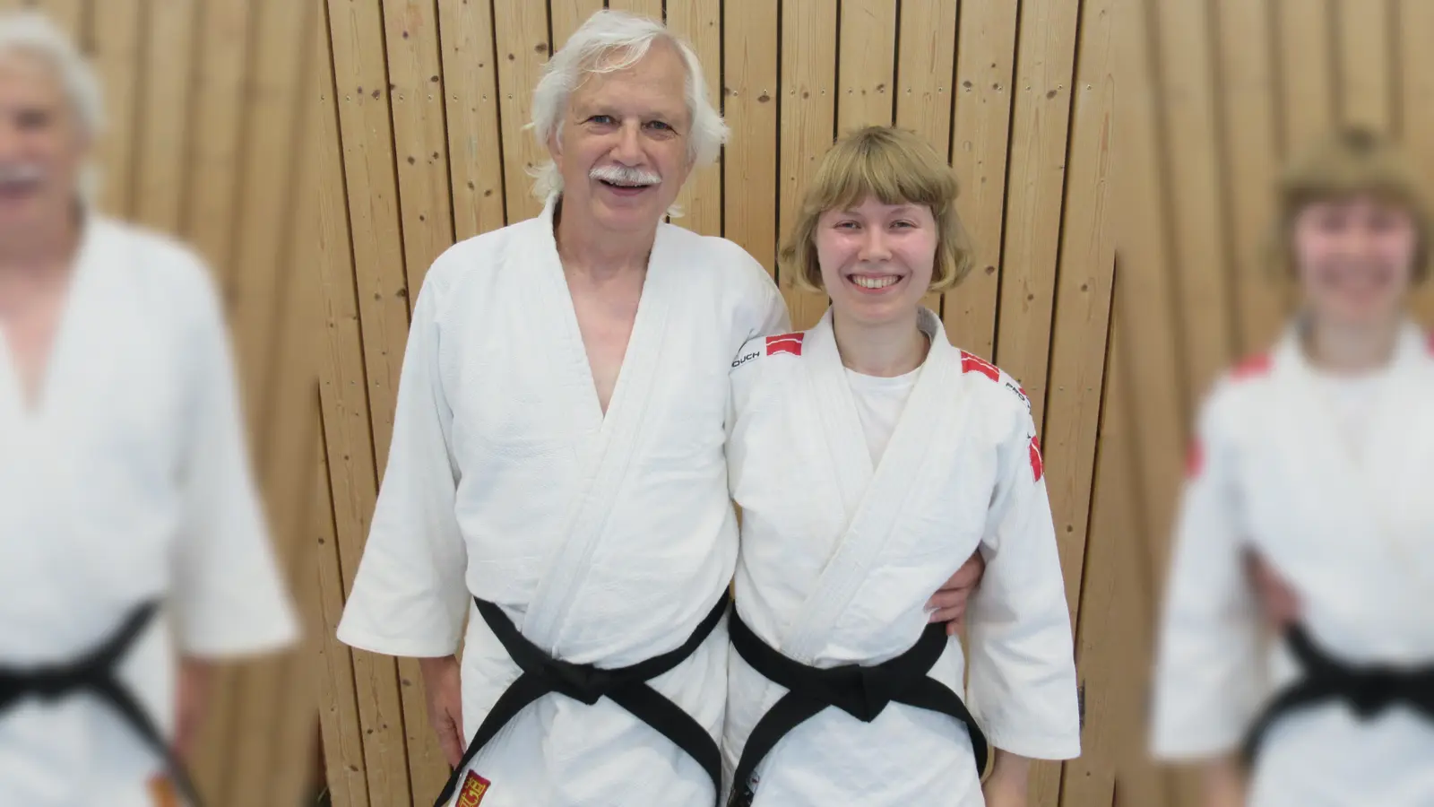 Beide haben die Prüfung zum schwarzen Gürtel (1. Dan) im Judo bestanden (Bild: Susanne Schubert)