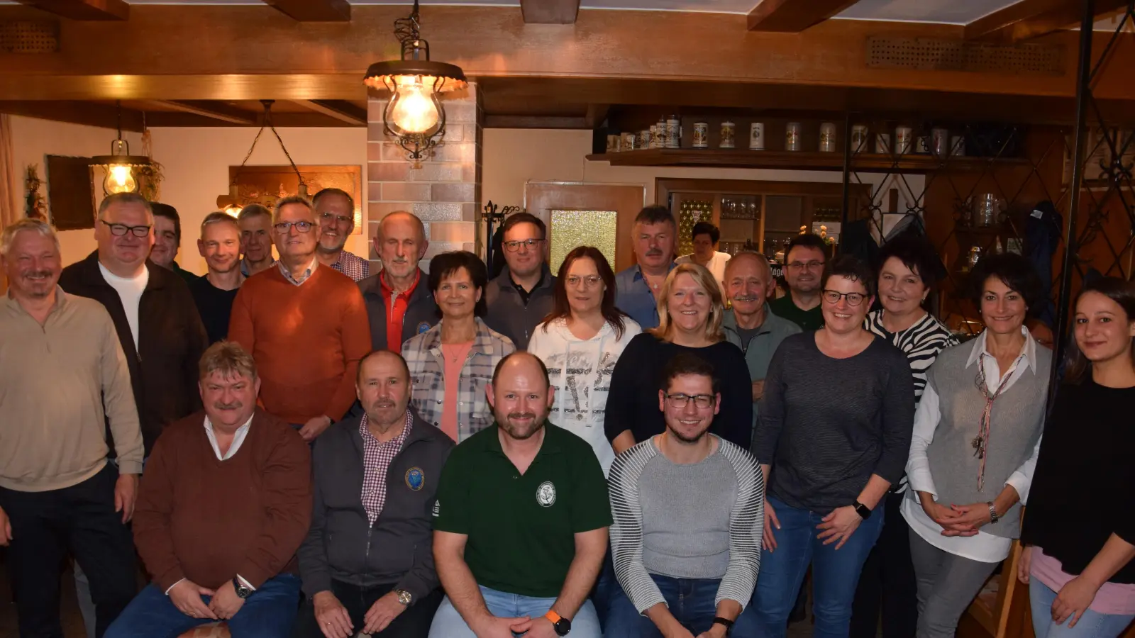 Stellvertretender Bürgermeister Hans-Peter Reil (sitzend, links) gratulierte dem wieder- beziehungsweise neugewählten Führungstrio Roman Bauer, Heiko Glaser und Dominik Klos (sitzend: Zweiter, Dritter und Vierter von links) und den weiteren Gewählten. (Bild: fla)