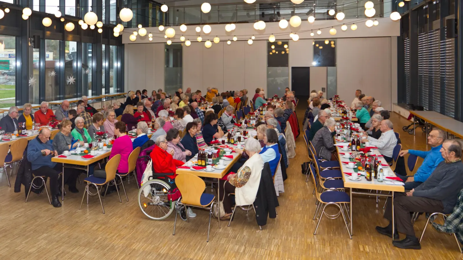 Rund 120 Senioren kamen zur Seniorenweihnachtsfeier in die Stadthalle. (Bild: Jochen Neumann)