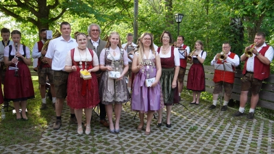 Zu den Klängen der Roggensteiner Jugendblaskapelle gab es Glückwünsche für Corinna Beierl (vorne, von links), Christina Beierl und Sabine Humbs von zweitem Vorsitzenden Bernhard Frischholz (hinter den Königinnen, von links), drittem Bürgermeister Alfons Raab und Vorsitzender Renate Kellner.<br> (Bild: Lena Kellner/exb)