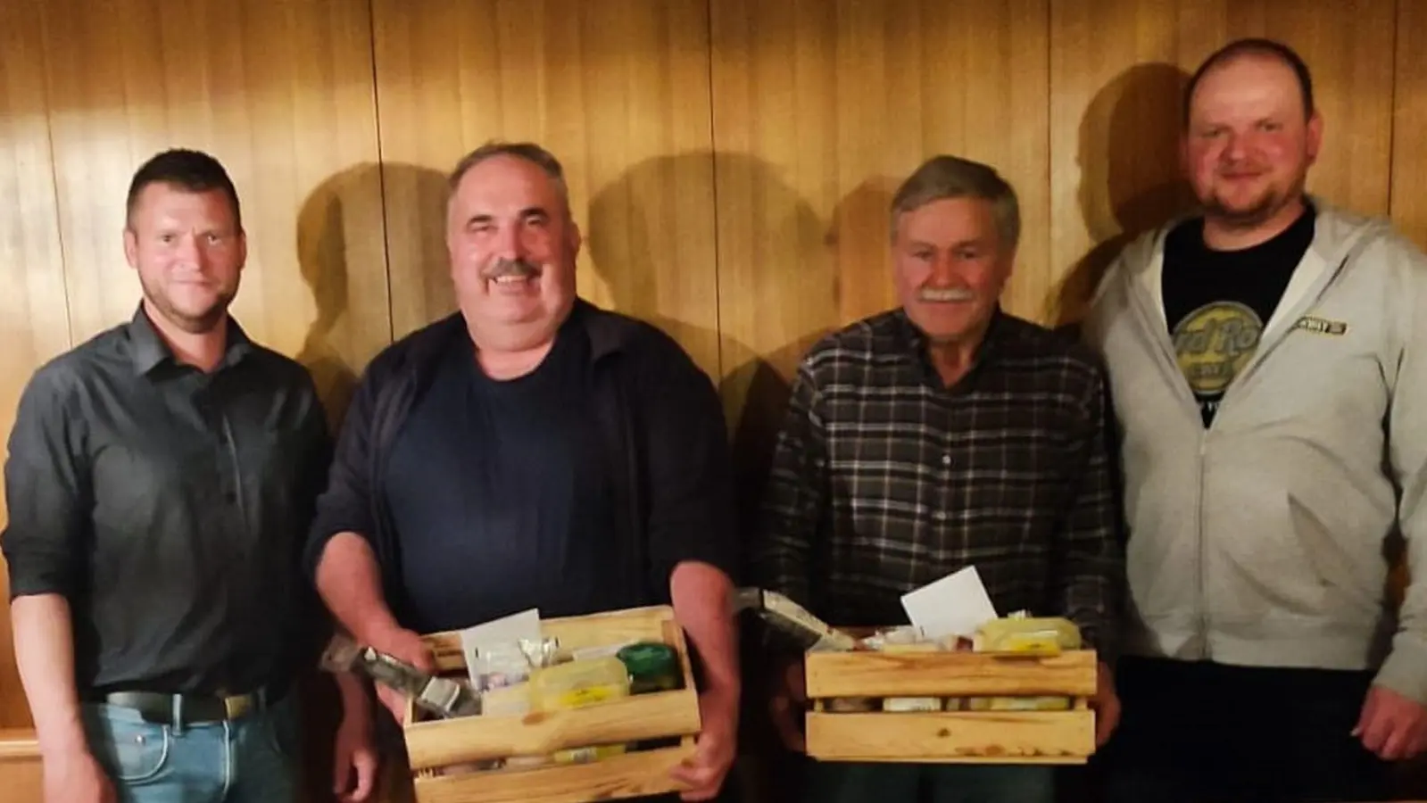v. l.: Vorsitzender Vollath, Joe Troppmann, Luggi Schieder, Vorsitzender Knott (Bild: Anita Greger)