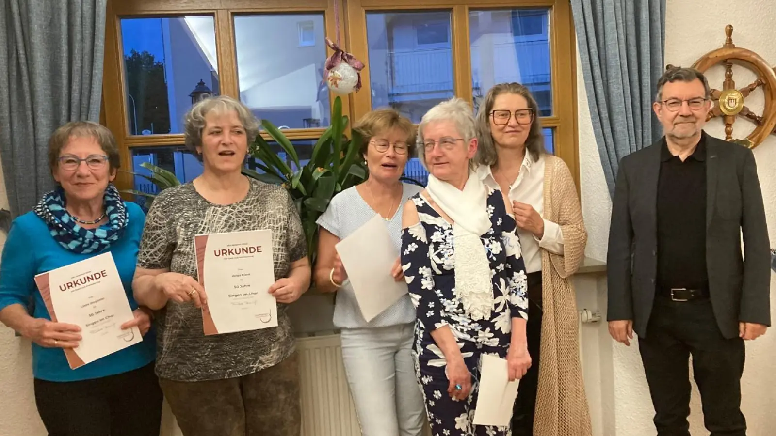Die geehrten Chormitglieder. Von links: Lioba Steghöfer, Helga Kraus, Edeltraud Bodensteiner, Barbara Huber, Kerstin Homberg, Vizepräsidentin des FSV, Chorleiter Peter Pollinger.  (Bild: Hans Eckl/exb)