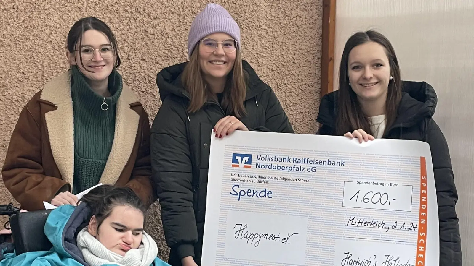 Das Bild zeigt (von links) Vorsitzende Eva Wuttke mit ihrer Schwester Marie, Julia Kempf und Hannah Seitz-Hartwich bei der Spendenübergabe (von links).  (Bild: Florian Krieglsteiner/exb)