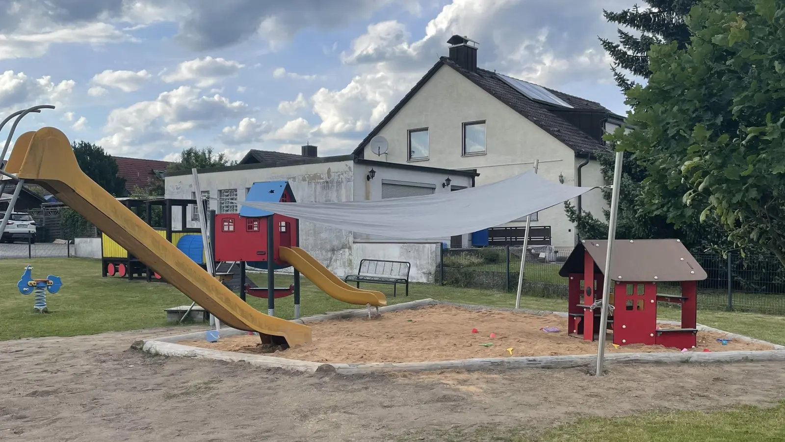 Der Sandkastenbereich wurde auf dem Spielplatz „Kreuzäckersiedlung“. neu gestaltet und bekam ein Sonnensegel mit Halterung. (Bild: Johannes Wittmann/exb)