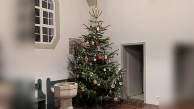 Ein echter Hingucker ist in diesem Jahr der von den Kita-Kindern geschmückte Christbaum in der Grafenwöhrer Michaelskirche (Bild: Thomas Berthold)