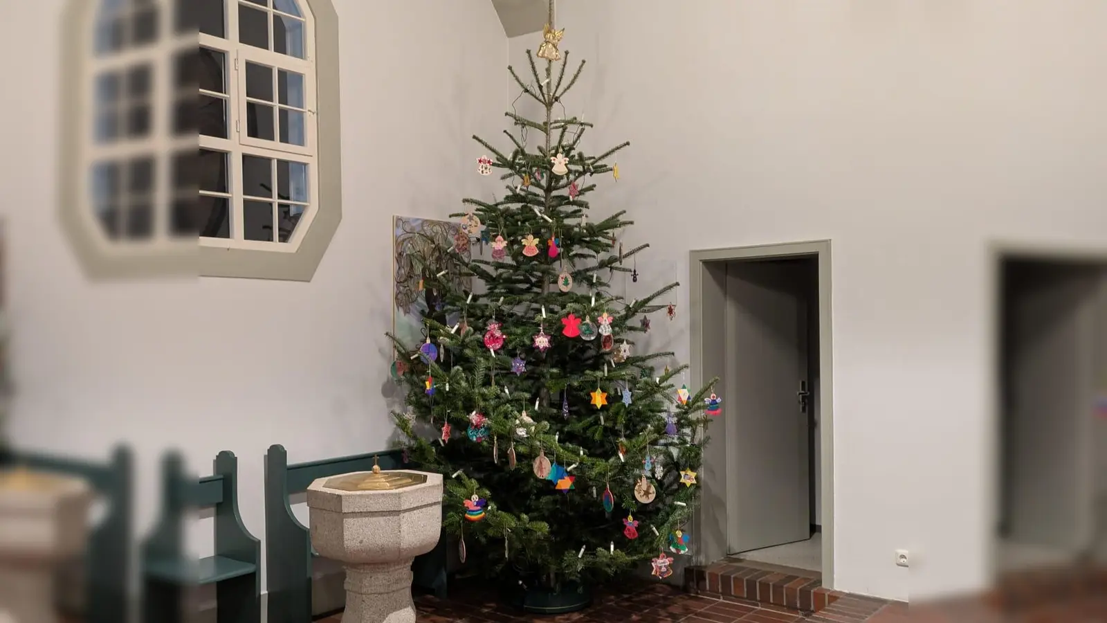 Ein echter Hingucker ist in diesem Jahr der von den Kita-Kindern geschmückte Christbaum in der Grafenwöhrer Michaelskirche (Bild: Thomas Berthold)