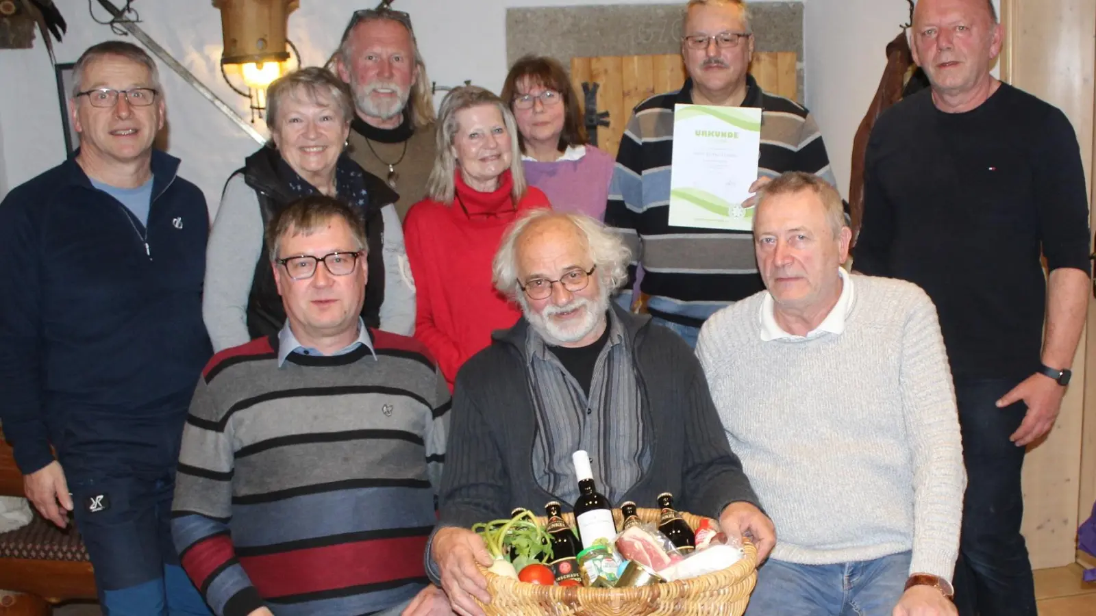 Neuwahlen gab es beim Fichtelgebirgsverein Ebnath. Im Bild (vorne, von links) Uwe Siart, Martin Exner und Eberhard Söllner sowie (hinten, von links) Gerd König, Waltraud Schreyer, Bert und Inge Flor, Christine Horn, Berthold Enders und Josef Söllner. (Bild: soj)