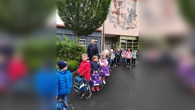 Die Schüler und Schülerinnen üben mit Herrn Landgraf von der Verkehrspolizei das Richtige Anstellen an der Bushaltestelle (Bild: Sigrid Reger-Scharf)