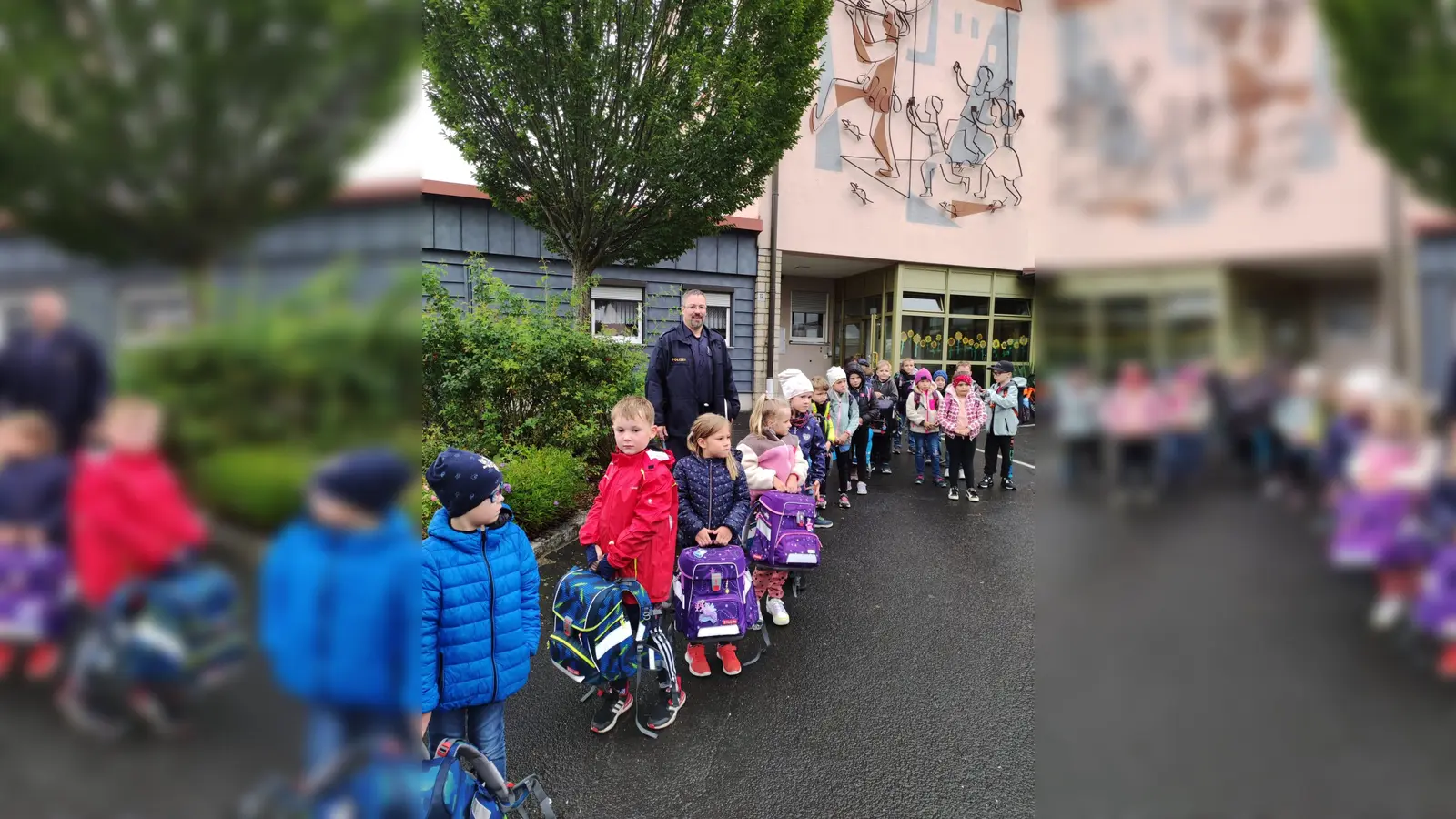 Die Schüler und Schülerinnen üben mit Herrn Landgraf von der Verkehrspolizei das Richtige Anstellen an der Bushaltestelle (Bild: Sigrid Reger-Scharf)