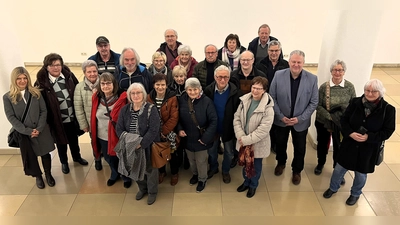 24 Männer und Frauen vom Feuerhof in Sulzbach-Rosenberg um Organisator Walter Heldrich haben Landrat Richard Reisinger an dessen Dienstsitz in Amberg einen Besuch abgestattet. Der Landkreischef empfing die Gruppe im Kurfürstlichen Schloss und erklärte ihr mehr über die Geschichte des Schlosses, das Kirwadenkmal und das Glockenspiel am Haupteingang. (Bild: Christine Hollederer)