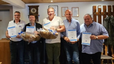 Von links nach rechts: Dieter Hagn (Obermeister, 20 Jahre Prüfertätigkeit), Werner Klement, StR (15 Jahre Prüfertätigkeit), Thomas Kick (Prüfungsvorsitzender, 25 Jahre Prüfertätigkeit), Josef Faltenbacher (20 Jahre Prüfertätigkeit), Robert Wolfrum (30 Jahre Prüfertätigkeit)  (Bild: Werner Klement)