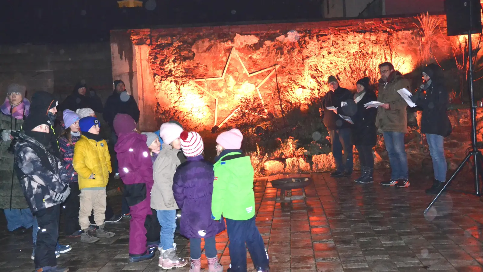 Das 2. Adventsfenster wurde im Hofraum der Familie Hierold-Fischer „Zum Krapfn” geöffnet. Es stand unter dem Thema: Auf dem Weg nach Bethlehem. (Bild: Peter Garreiss)