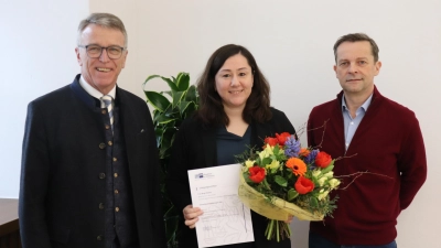 Bürgermeister Franz Stahl (links) und Leiter der Hauptverwaltung Markus Bergauer (rechts) gratulierten Birgit Plößner (mit Blumenstrauß) herzlich zur erfolgreichen Fortbildung. (Bild: Mirko Streich)