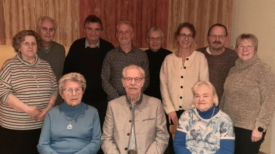 Die Geehrten der Kolpingsfamilie Schirmitz. Sitzend, von links, Kamilla Krug, Karl Heinz Schell und Rosemarie Steinhilber. Stehend, von links, die Goldhochzeiter Waltraud und Reinhard Schwab, Vorsitzender Josef Ziegler, Roland Werner, Karl Balk, Iris Eckert, Jürgen Wolf sowie Zweite Vorsitzende Ulrike Steinhilber. (Bild: Ulrike Werner)