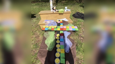 „Aus dunkel wird bunt” - Kinder gestalten ein buntes Kreuz zu Ostern. (Bild: Maria Stich)