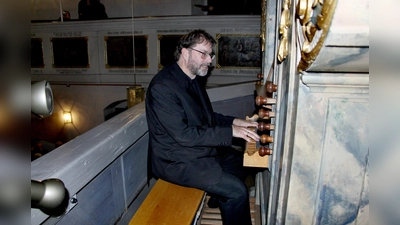 Kirchenmusikdirektor Gerd Hennecke an der Orgel in der St. Nikolauskirche. (Bild: Leonhard Ehras)