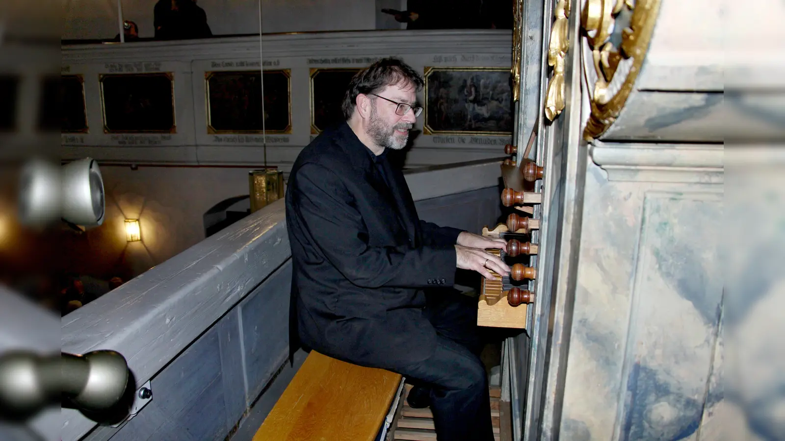 Kirchenmusikdirektor Gerd Hennecke an der Orgel in der St. Nikolauskirche. (Bild: Leonhard Ehras)