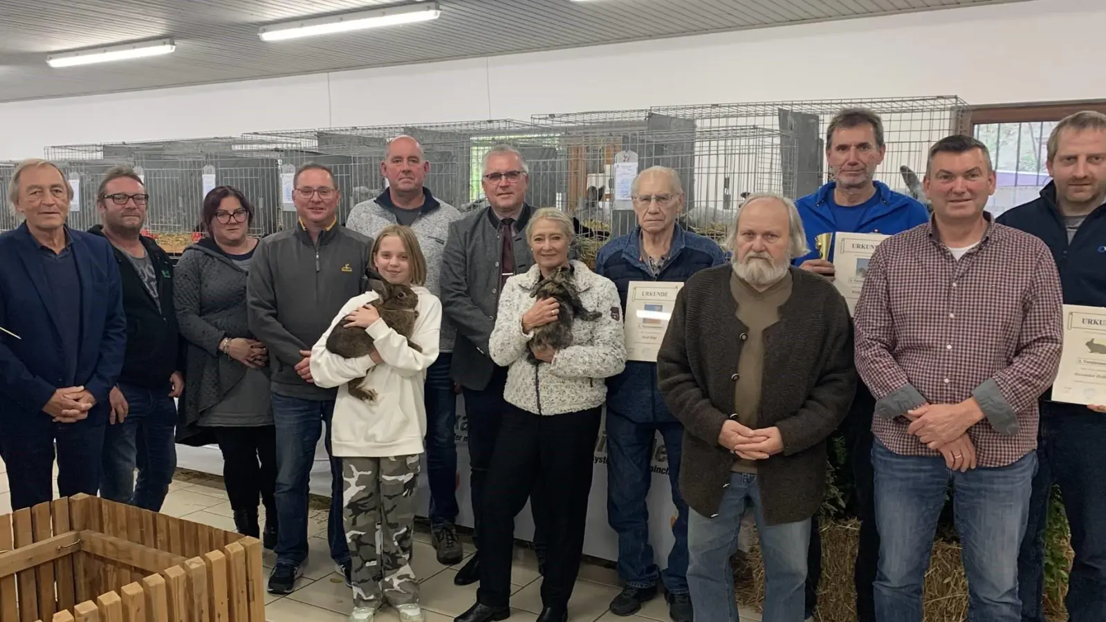 Bei den Ehrungen der Kaninchenzüchter im Vereinsheim in Schwarzenfeld wurde der Erfolg des Zuchtjahres 2018 mit Pokalen, Plaketten und Urkunden belohnt. (Bild: Kochherr/exb)