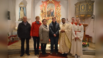 Verabschiedungen gab es beim Gottesdienst in Saltendorf. Das Bild zeigt (von links) Kirchenpfleger Jakob Mutzbauer, Marianne Hermann-Ruidisch, Gertraud Schwarz, Michael Maunz, Stadtpfarrer Pater Georg, Anna Schmidt und Emilie Bauer. (Bild: Ulrike Wagner/exb)