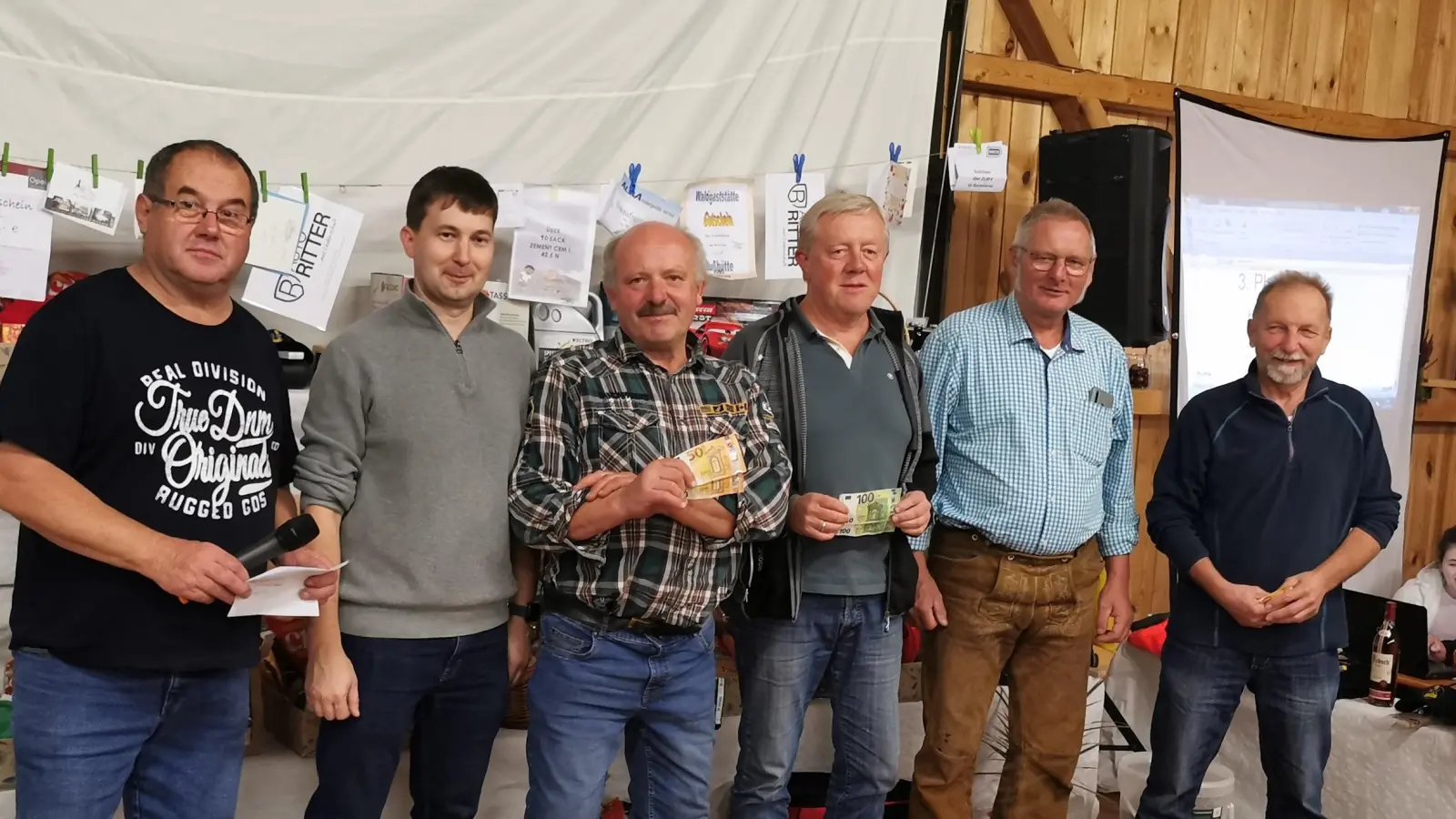 Bild von links: Spielleiter Reinhold Stopfer, Vorstand Matthias Friedl, Gerhard Ziegler aus Lenkenreuth mit Platz 2, Hans Ziegler aus Heinersreuth erspielte sich Platz 1, daneben 2. Vorstand Josef Schleicher, rechts aussen Adolf Hofer aus Troschenreuth mit Platz 3. (Bild: Herbert Ziegler)