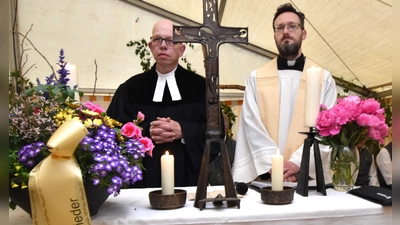 Pfarrer Thomas Schertel und Pfarrer Johannes Arweck beim ökumenischen Gottesdienst aus Anlass des 60-jährigen Bestehens des SV Illschwang; (links am Altar) befindet sich die Blumenstale mit Band, welche von den beiden SVI-Vorsitzenden Martin Luber und Werner Englhard beim Totengedenken dorthin gestellt worden sind. (Bild: Norbert Weis)