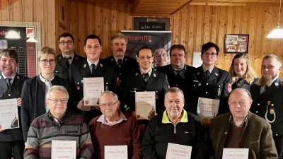 Ehrungen gab es bei der Feuerwehr Krummennaab. Sitzend von links: Hartmut Andretzky, Hugo Reul, Eduard Küsperth, Gottfried Wenning. Stehend von links: Andreas Heinz, Bürgermeisterin Marion Höcht, Markus Gallersdörfer, Christoph Sieder, Herbert Schmidt, Alexander Schneider, Vorsitzender Matthias Reul, Zweite Vorsitzende Stefanie Sieder, Zweite Kommandantin Katrin Gruber und Kommandant Patrick Schneider. (Bild: Feuerwehr Krummennaab/exb)