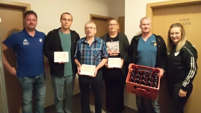 Der Sieger Gerhard Kiesl aus Vohenstrauß (3.v.l.). Zweitplatzierte Gabi Bauer aus Nabburg (4.v.l.). Dritter wurde Felix Woppmann, ebenfalls aus Vohenstrauß. (2.v.l).  (Bild: Sebastian Kurzka)