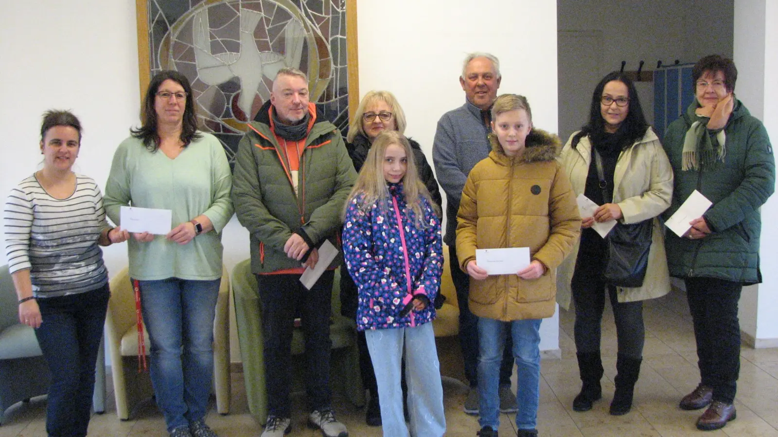 Großzügig verteilten Georg Seiser und Rosemarie Seiser (hintere Reihe 3. und 4. von rechts) von der Kolpingsfamilie Mantel Geldspenden an Vereine und Organisationen, die in der Marktgemeinde tätig sind. (Bild: Johann Kneißl)