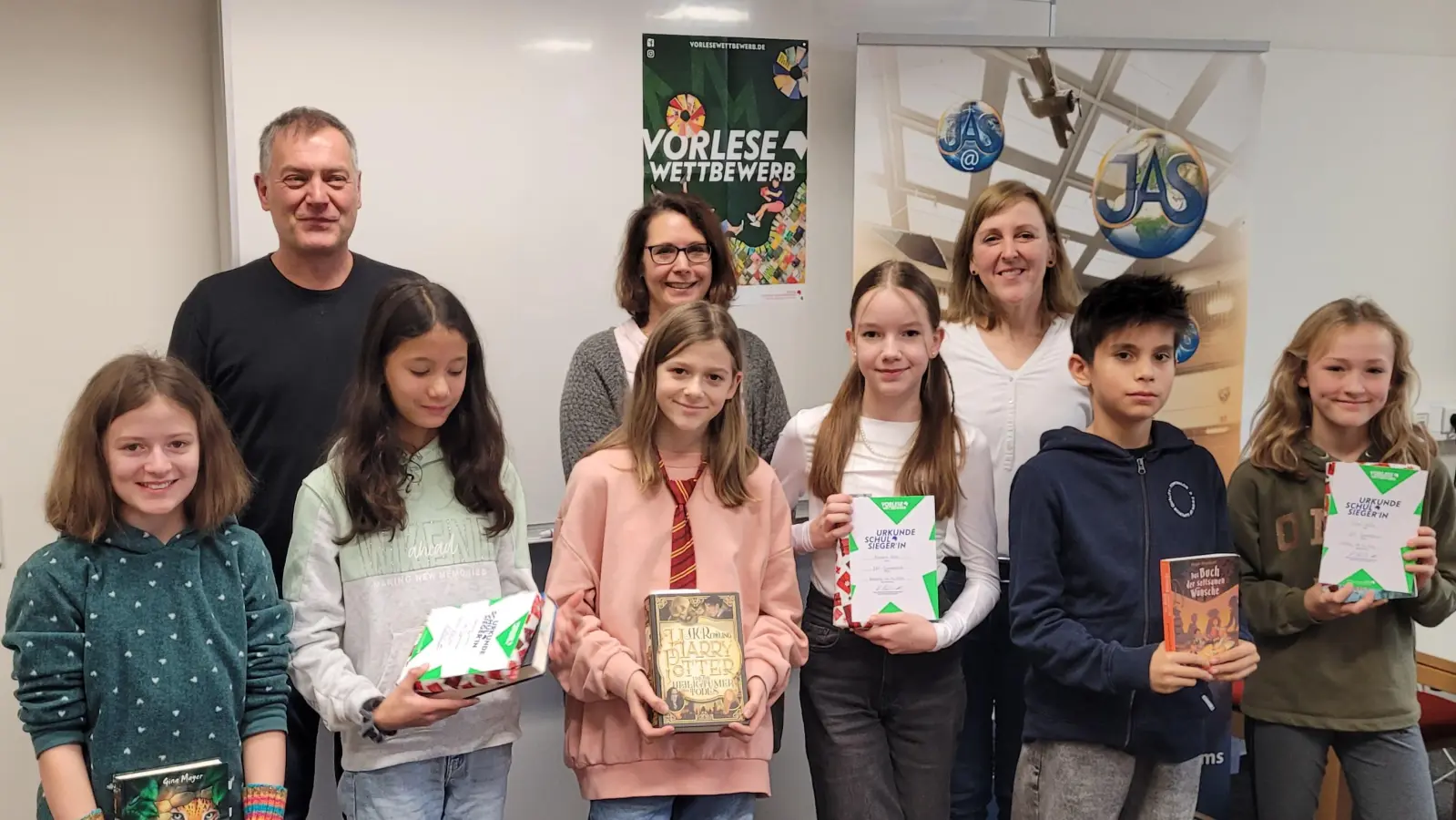 Die drei besten Vorleserinnen des Nabburger Gymnasiums waren in diesem Jahr Belana Torres (vorne, 2. von links), Antonia Klier (3. von rechts) und Mona Klösel (vorne rechts). Ebenfalls ausgezeichnet wurden die weiteren Klassensieger*innen Johanna Wagner, Anna Seegerer und Andreas Wolfrum (von links). Schulleiter Christian Schwab (hintere Reihe, links) gratulierte gemeinsam mit den beiden Jurorinnen Petra Giebisch (Mitte) und Birgit Wilnauer (hinten rechts) zu dieser besonderen Leistung. (Bild: Andreas Fröhlich)