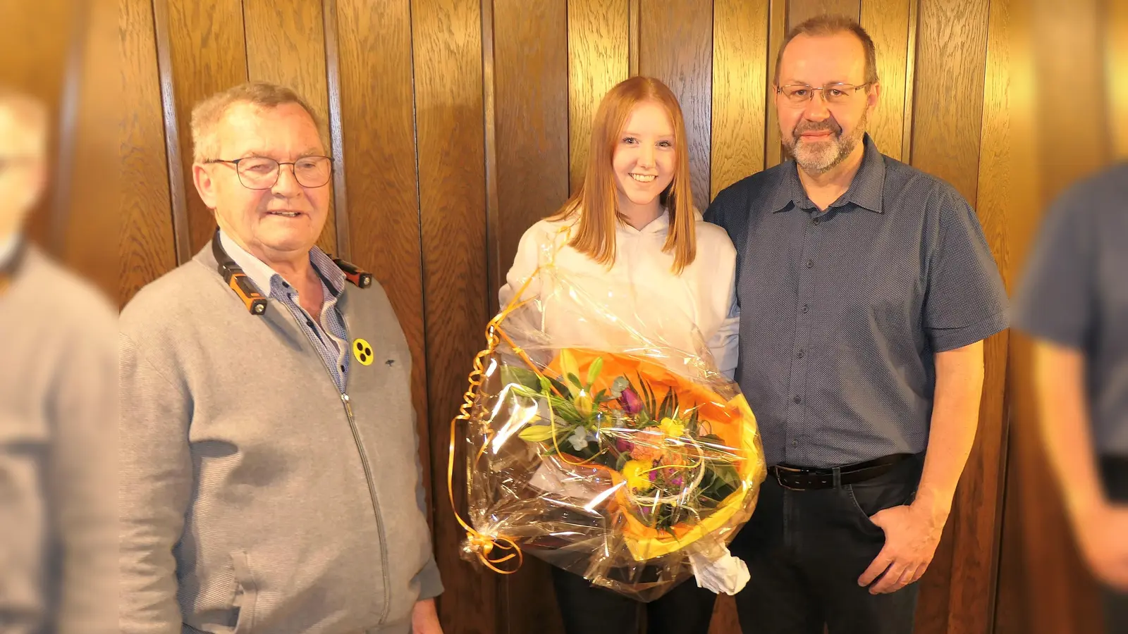 1.Vorstand Richard Sperber (li) und 2. Vorstand Armin Kraus (re) bedankten sich bei Tamara Kraus mit einem Blumenstrauß für ihre Arbeit (Bild: Dieter Eberl)