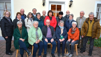 Gemeinsam feierte der Konnersreuther Schülerjahrgang 1953/54 am Samstag ihren 70. Geburtstag im Gasthaus „Kouh-Lenzen“. Organisiert hatte das Treffen Otto Betzl (sitzend Mitte). (Bild: Josef Rosner)