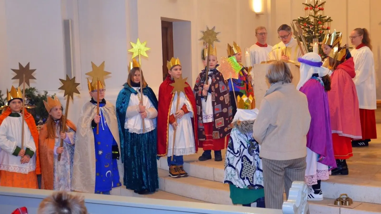 Pfarrer Adam Karolczak (hinten, Mitte) entsendet die Sternsinger und sagt „Vergelt&#39;s Gott” für das Engagement. (Bild: Siegfried Zeug)