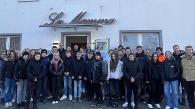 Die Gebietsverkehrswacht Neunburg vorm Wald und Umgebung bedankt sich bei den Buslotsen mit einem Pizzaessen. (Bild: PI Neunburg/exb)