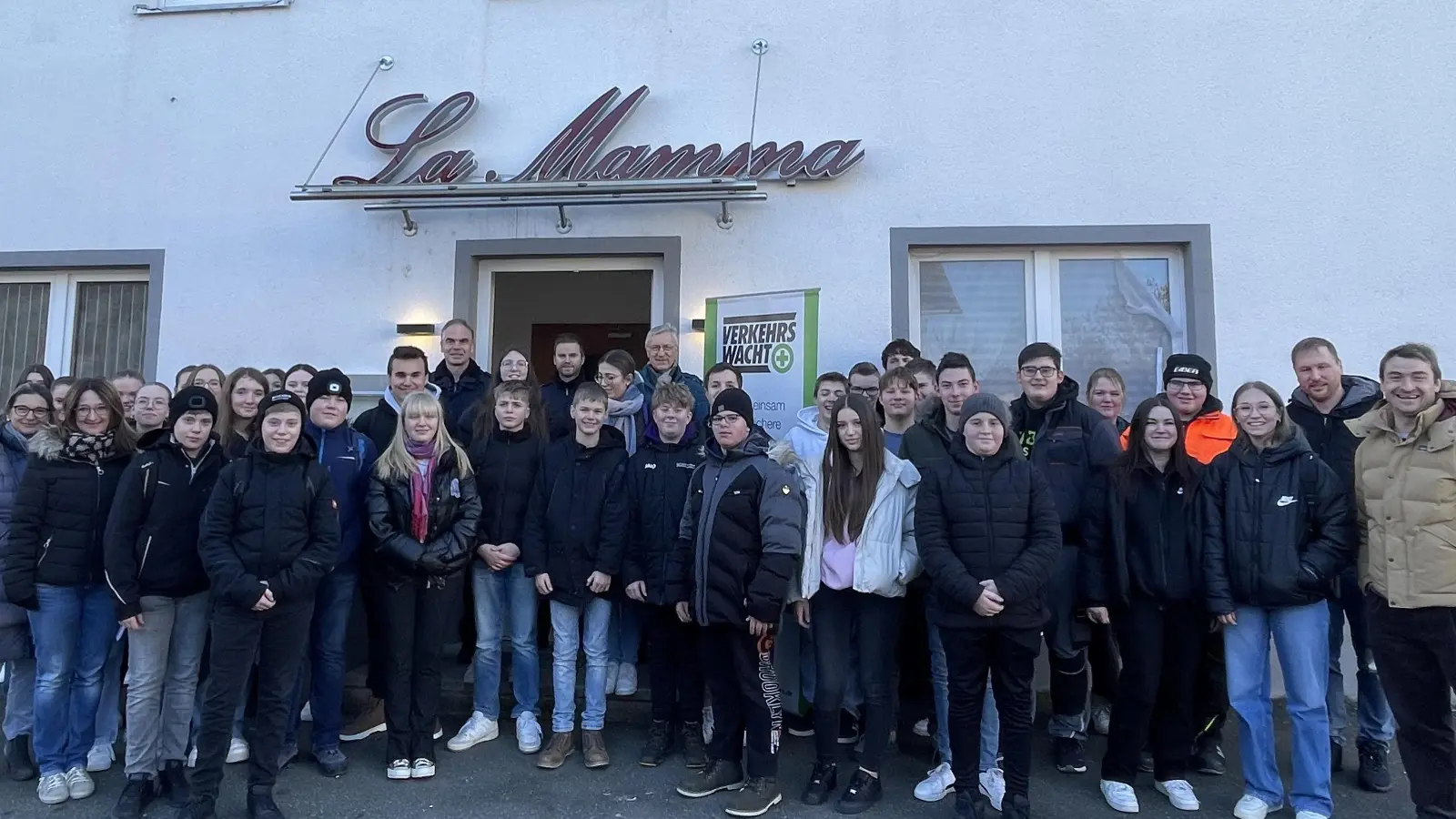 Die Gebietsverkehrswacht Neunburg vorm Wald und Umgebung bedankt sich bei den Buslotsen mit einem Pizzaessen. (Bild: PI Neunburg/exb)