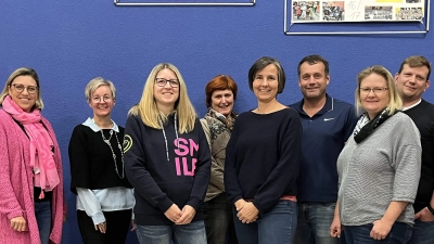 Einstimmige Ergebnisse erbringen die Neuwahlen beim Förderverein „Freunde der Grund- und Mittelschule Schnaittenbach“ (von links): Caroline Wagner, Rektorin Michaela Bergmann, stellvertretende Vorsitzende Steffi Escherl, Gabriele Schindler, Vorsitzende Irmi Birner, Zweiter Bürgermeister Uwe Bergmann, Nadine Markert und Andreas Gallner. (Bild: u)