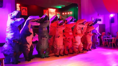 Einen Auftritt beim Frauenfasching in Mähring hatte auch eine Gruppe Dinosaurier.  (Bild: Katholischer Frauenbund Mähring/exb)