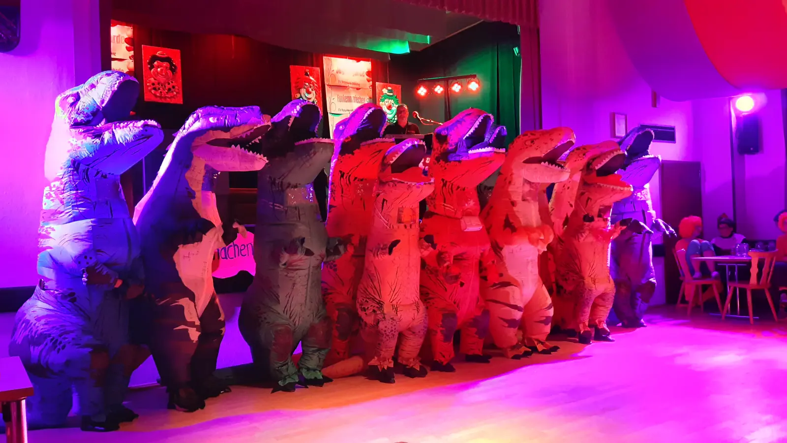 Einen Auftritt beim Frauenfasching in Mähring hatte auch eine Gruppe Dinosaurier.  (Bild: Katholischer Frauenbund Mähring/exb)